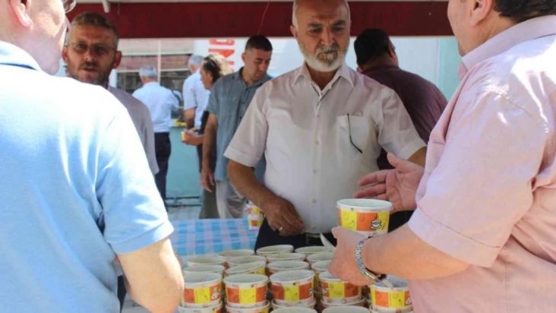 Başkan Kepez Belediyesi vatandaşlara aşure dağıttı