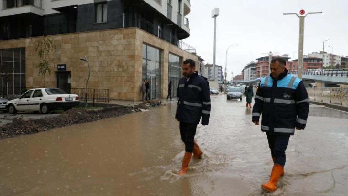 Başkan Şerifoğulları yağış sonrası sahaya inerek incelemelerde bulundu