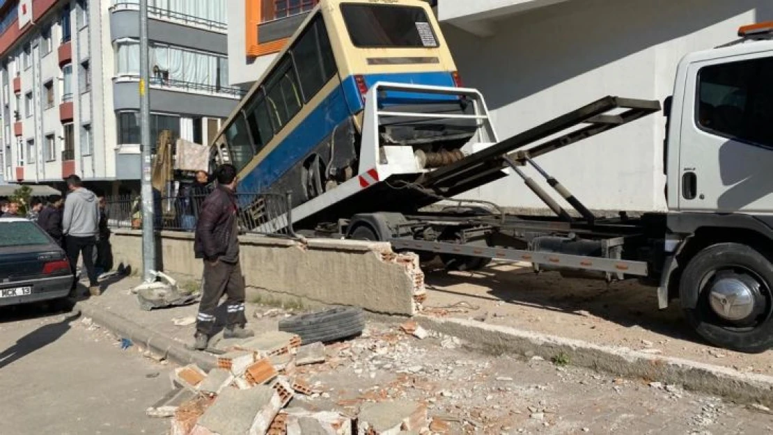 Başkent'te freni patlayan dolmuş ATM'lere daldı