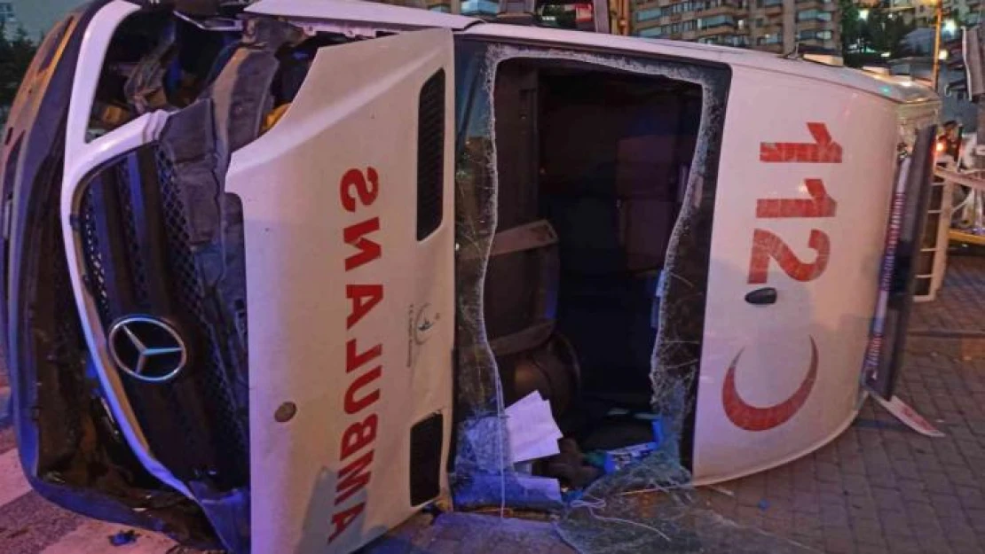 Başkent'te hasta taşıyan ambulans otomobille çarpıştı: 3 yaralı