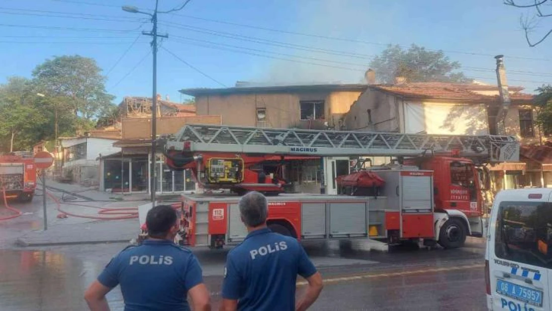 Başkent'te iki katlı ahşap bina yandı