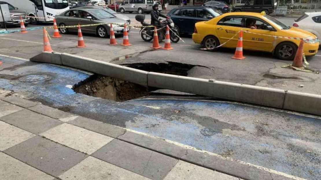 Başkent'te sağanak yağış sonrası yol çöktü