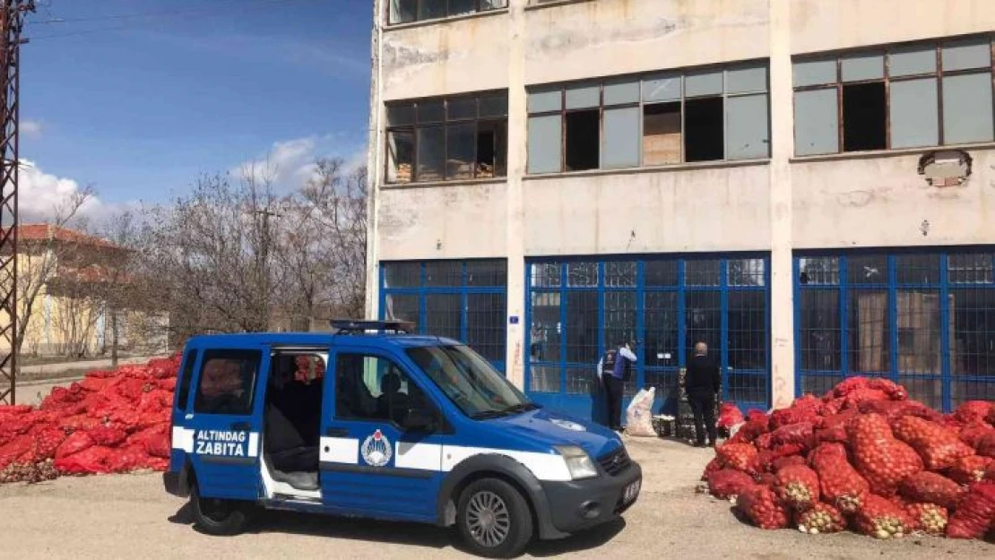 Başkent'te yol kenarına atılmış yüzlerce çuval soğan bulundu