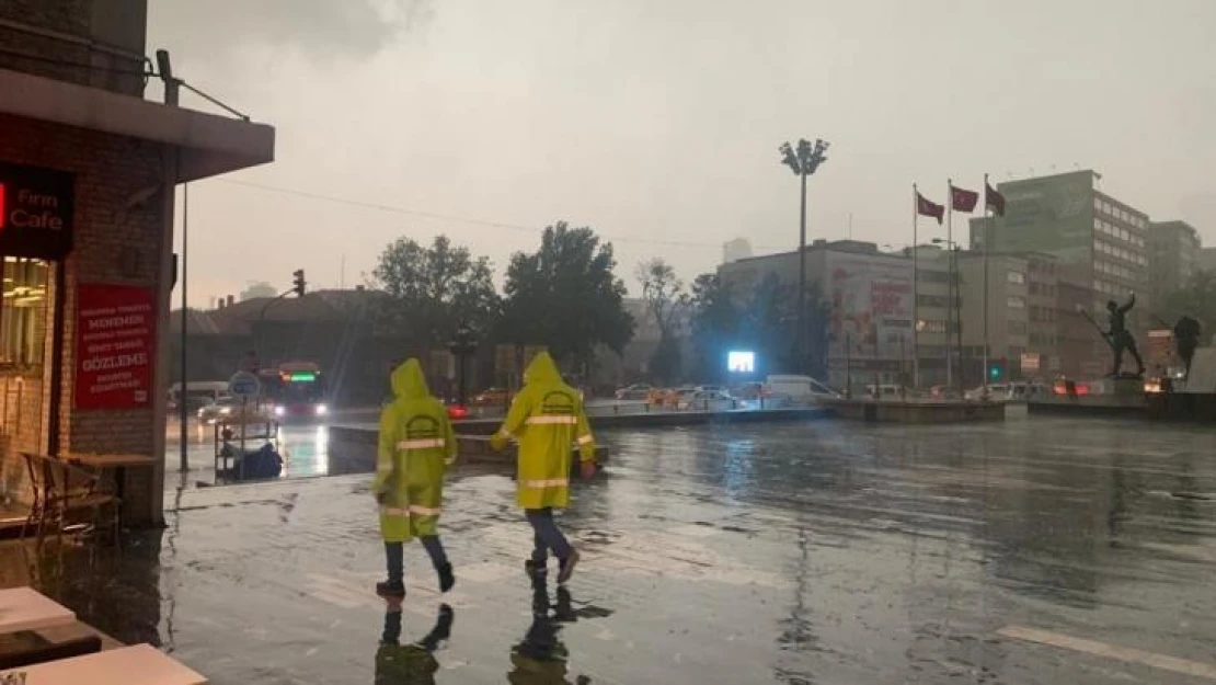 Başkentin simge yerlerinden Ulus Meydanı'nda sağanak yağış