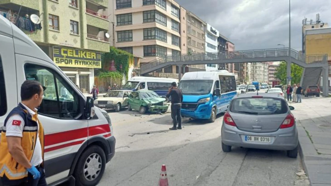 Başkentte dolmuş ile otomobilin kafa kafaya çarpıştı