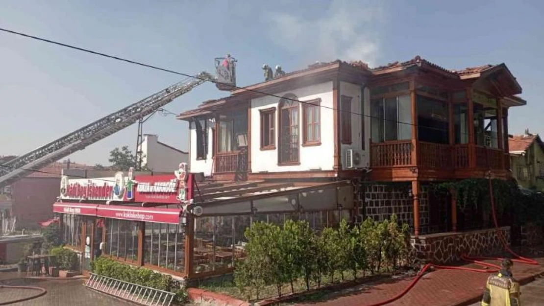 Başkentte korkutan yangın: Bacadan sıçrayan alevler restoran çatısını sardı