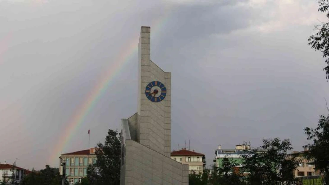 Başkentte yağmur sonrası gökkuşağı oluştu