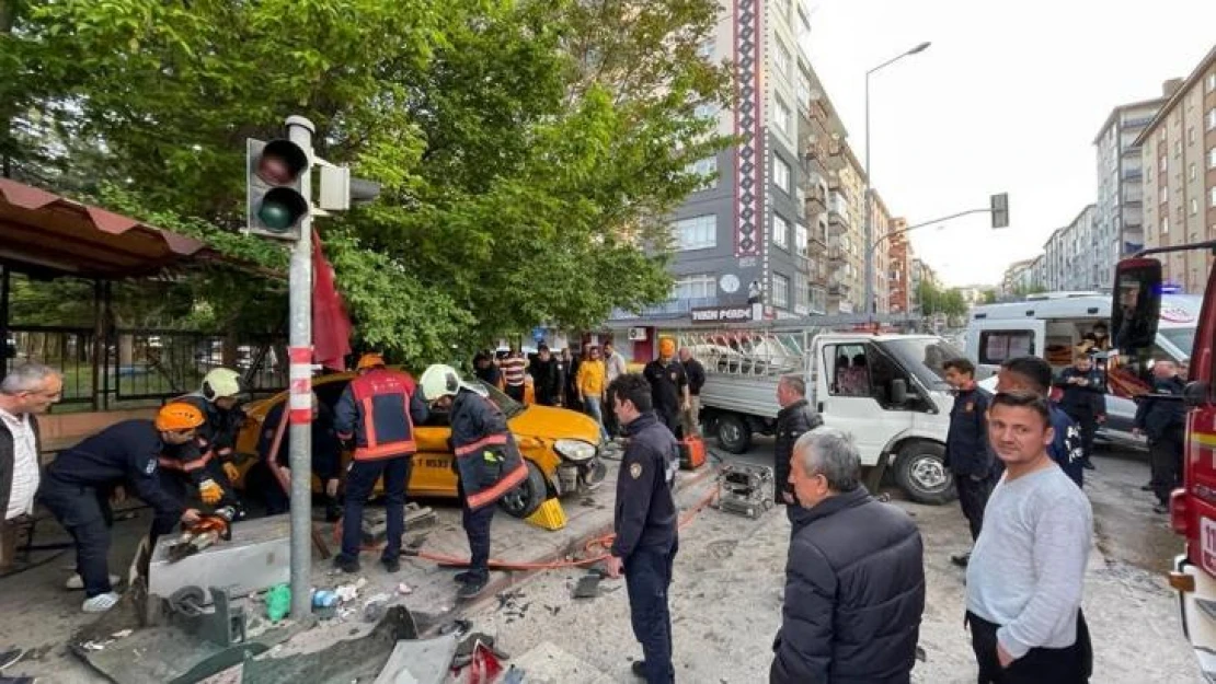 Başkentte zincirleme kaza kamerada: 2 yaralı