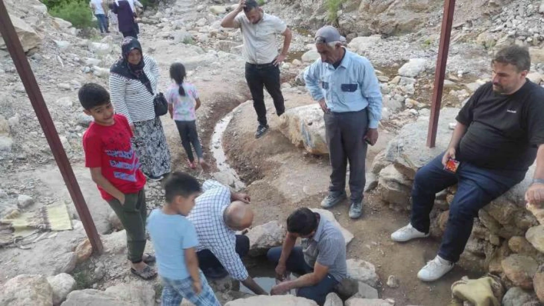 Batman'daki doğal maden suyu çeşmesi şifa arayanların akınına uğruyor