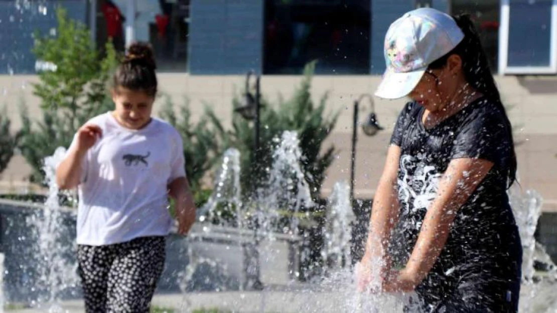 Bayburt'ta kavurucu sıcaklarda çocuklar fıskiyelerle serinledi