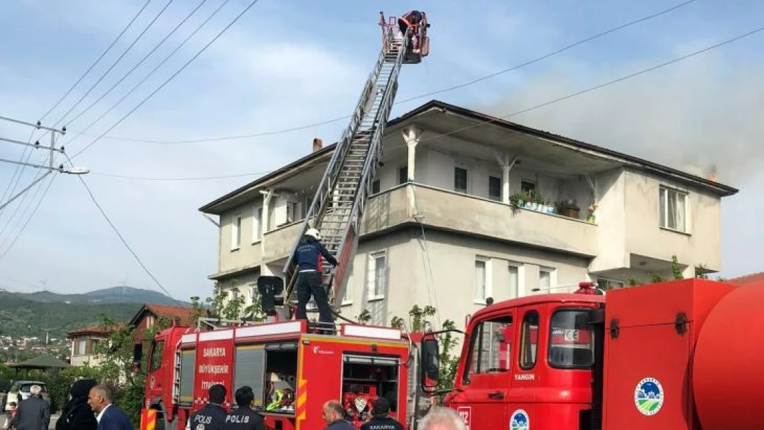 Bayramda korkutan yangın: İki katlı evin çatısı alevlere teslim oldu