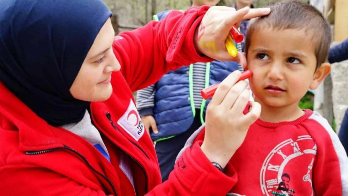 Bayramda yangınzede çocukların bayramda yüzlerini güldürdüler