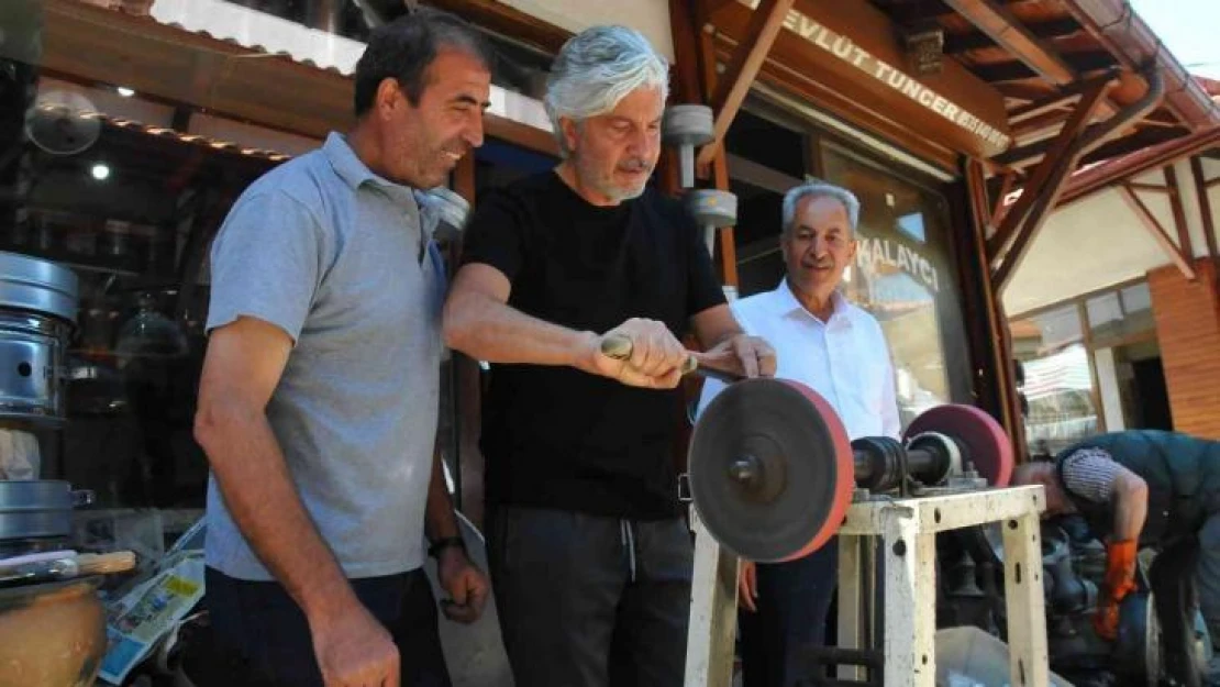 Behzat Uygur tezgah başına geçip bıçak biledi