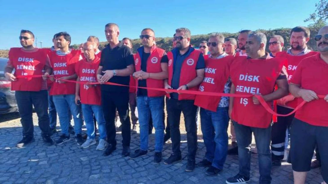 Belediyenin protesto tabelasının açılışını zam isteyen işçiler kurdele keserek yaptı