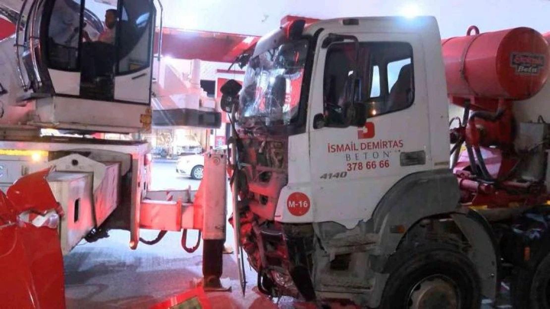 Benzin istasyonuna giren beton mikseri, ters yönden çıkan araçtan kaçarken panoya çarptı