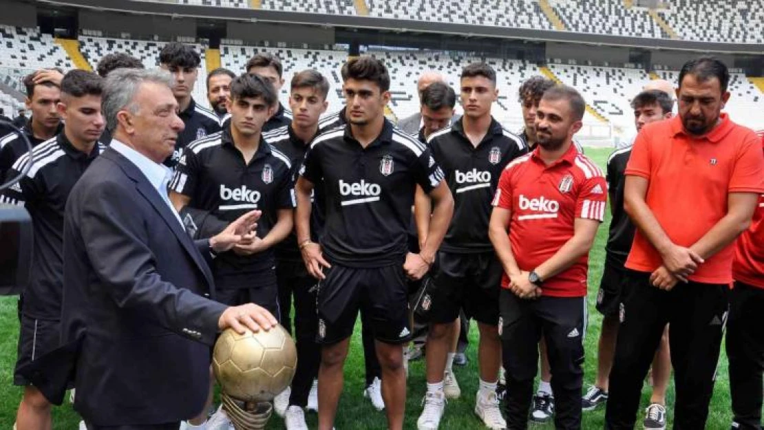 Beşiktaş Başkanı Ahmet Nur Çebi, şampiyon U-17 Akademi Takımı ile bir araya geldi