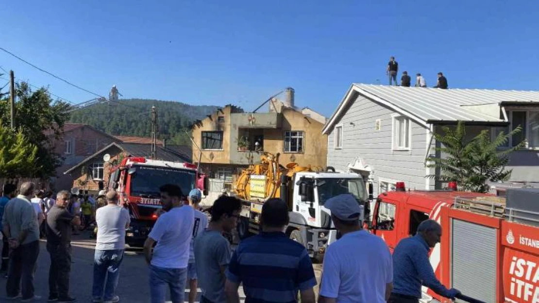 Beykoz'da çatı yangını alt kattaki daireye sıçradı