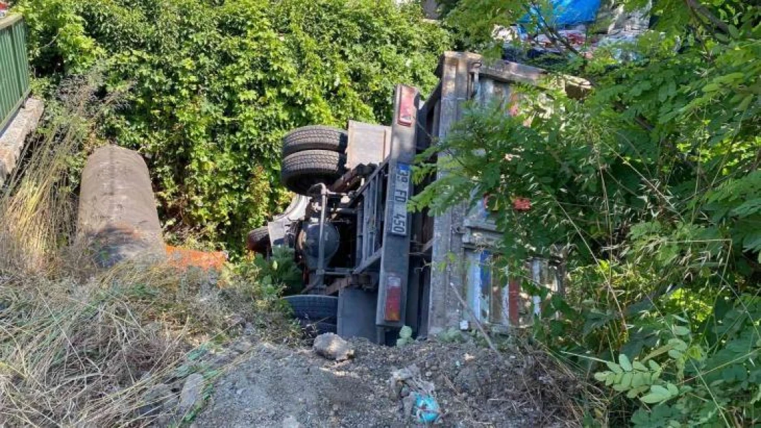 Beykoz'da freni tutmayan kamyon dereye uçtu, sürücü burnu kanamadan kurtuldu