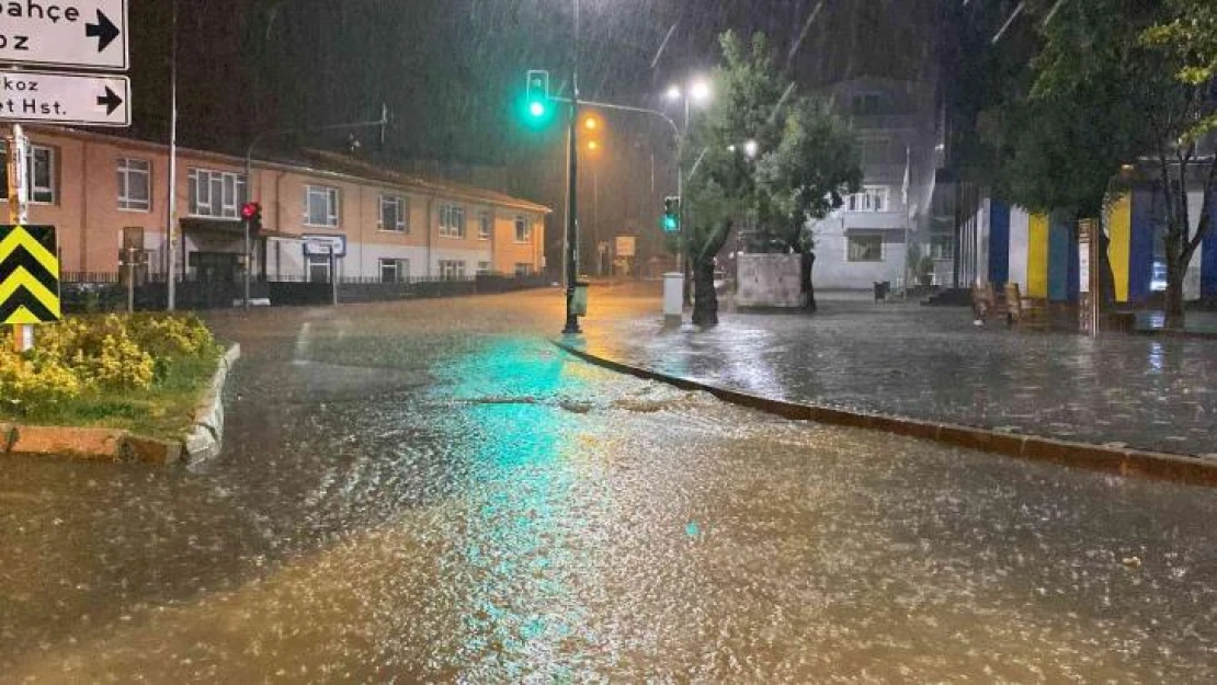 Beykoz'da sağanak sebebiyle caddeler ve evleri su bastı