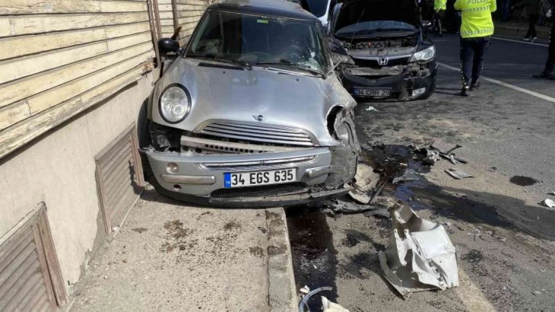 Beykoz'da servis minibüsü ile otomobil kafa kafaya çarpıştı: 1 yaralı