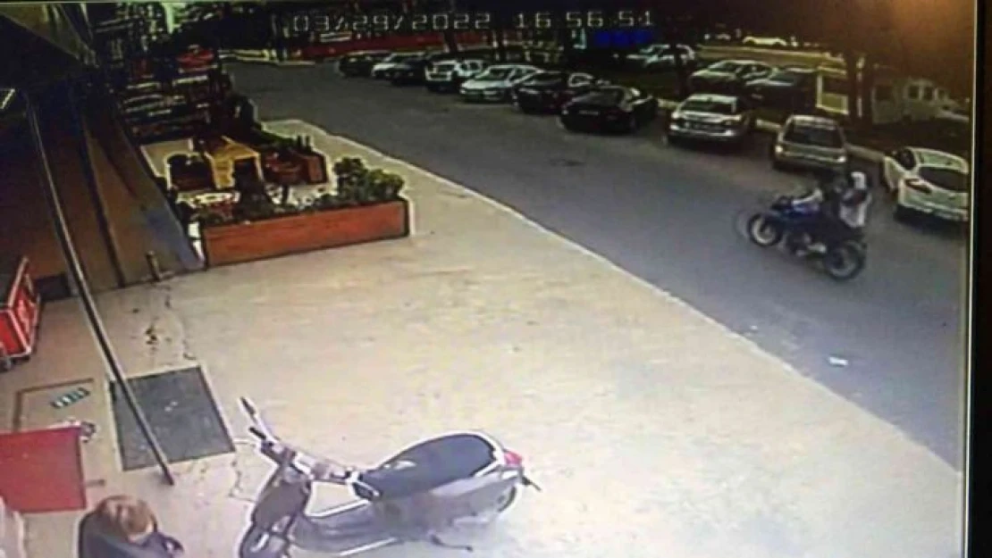 Beylikdüzü'nde motosikletli saldırganlar bir iş yerine silahla ateş ederek kaçtı, o anlar kameralara anbean yansıdı