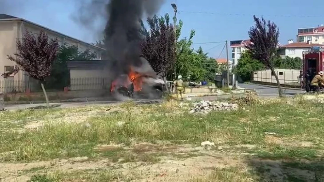 Beylikdüzü'nde seyir halindeki cip alev topuna döndü