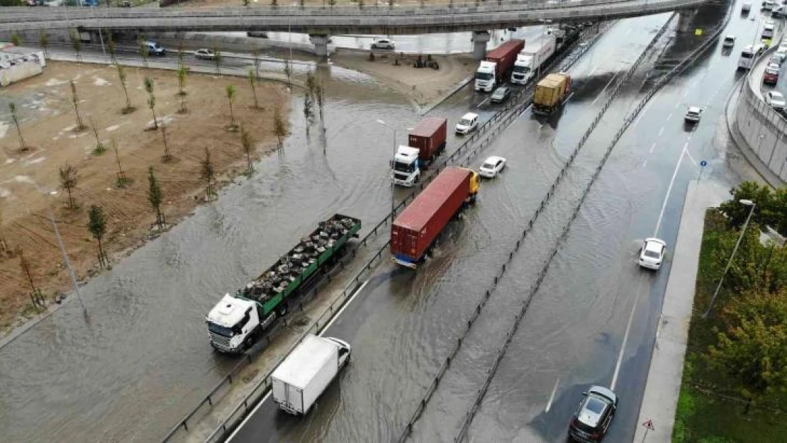 Beylikdüzü'nde yollar göle döndü, trafik durma noktasına geldi