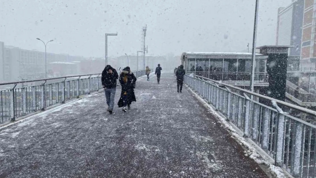 Beylikdüzü ve Arnavutököy'de kar yağışı