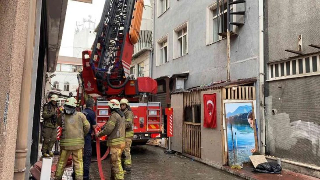 Beyoğlu'nda  5 katlı hotelin çatısı alev alev yandı