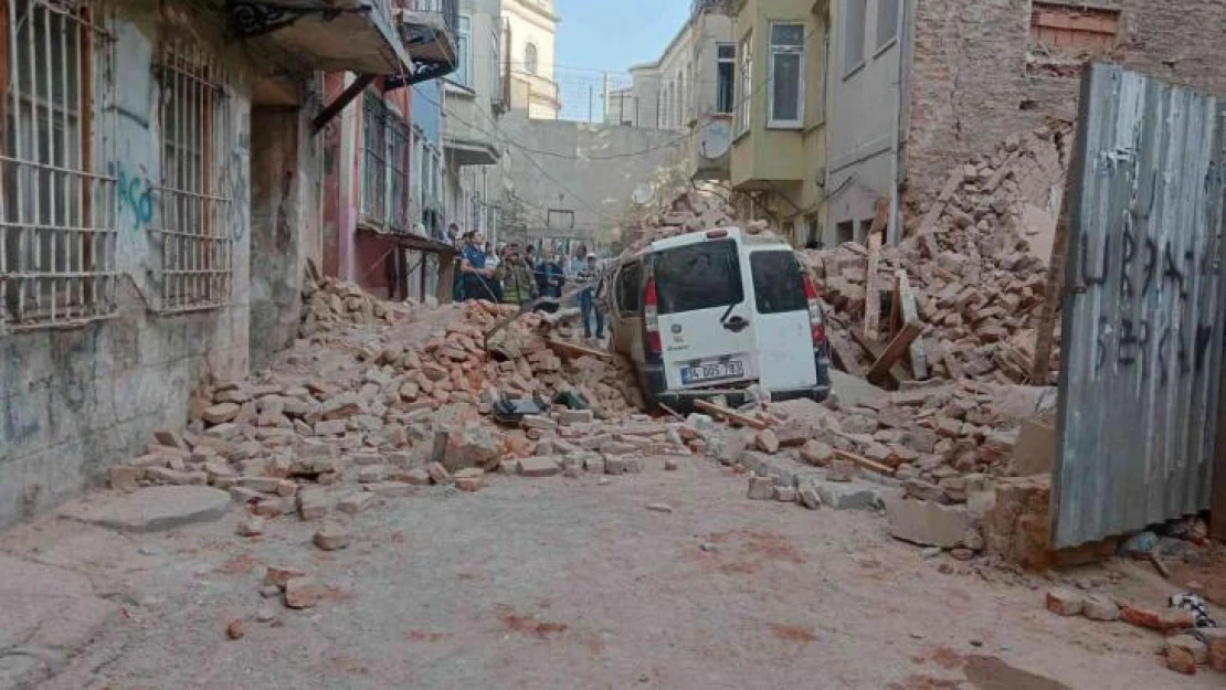 Beyoğlu'nda 4 katlı metruk bina çöktü