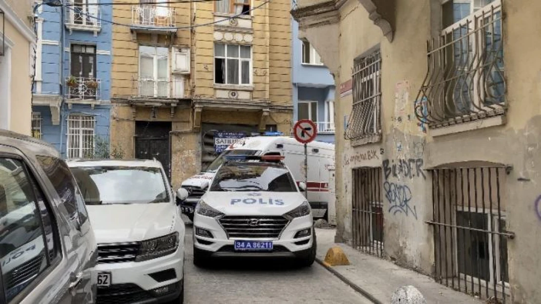 Beyoğlu'nda kötü koku yayılan evden ceset çıktı