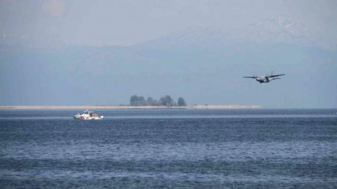 Beyşehir Gölü üzerinde bot ve paraşütçü atma tatbikatı