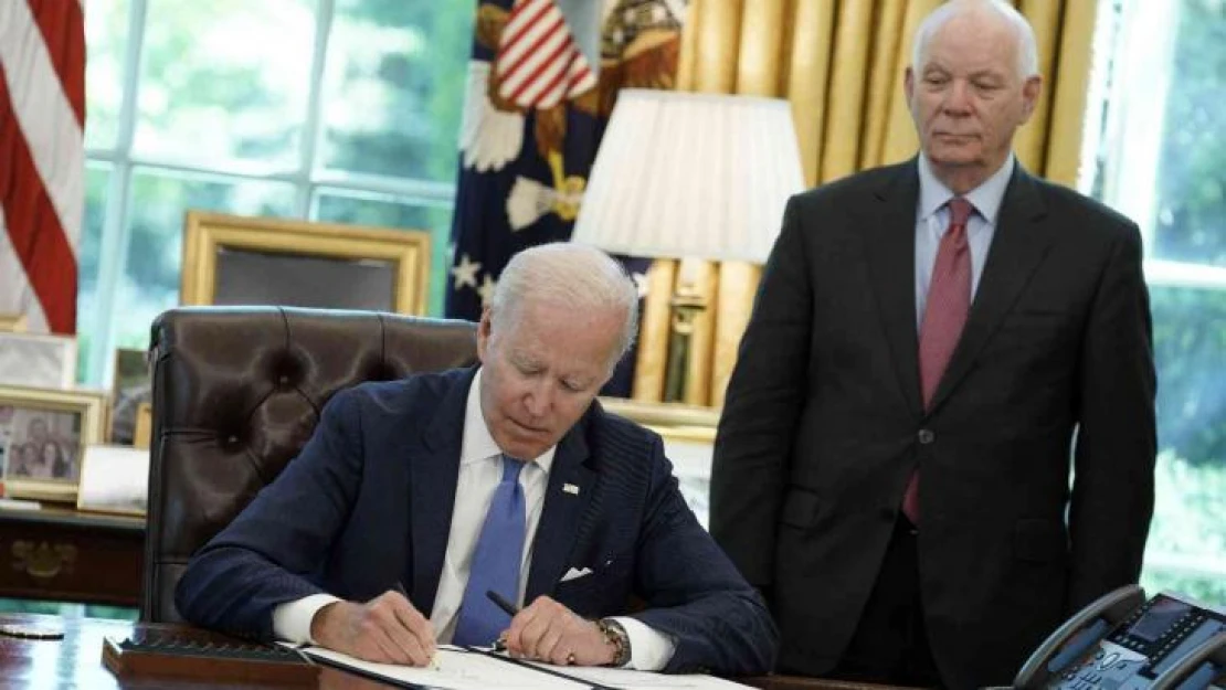 Biden '2022 Ukrayna Demokrasi Savunması Ödünç Verme ve Kiralama Yasası'nı imzaladı