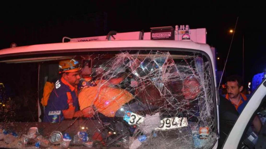 Bilecik'te çöp kamyonuyla çarpışan aracın sürücüsü hayatını kaybetti, 3 kişi yaralandı