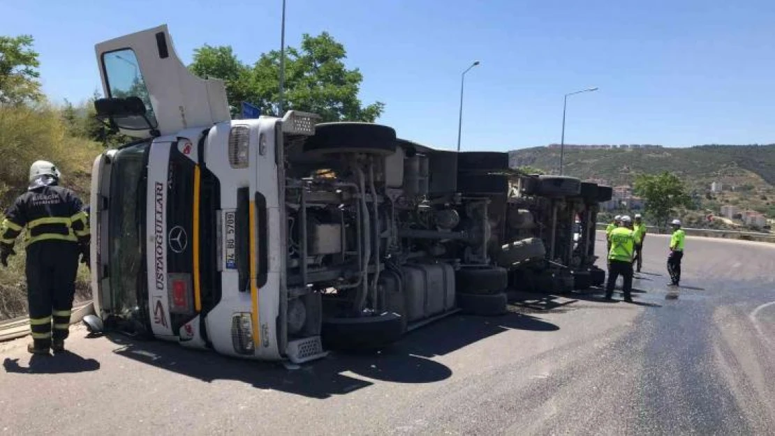 Bilecik'te kimyasal madde yüklü tır devrildi