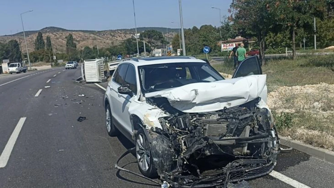 Bilecik'te otomobil ile kamyonetin çarpışması sonucu 1 kişi yaralandı