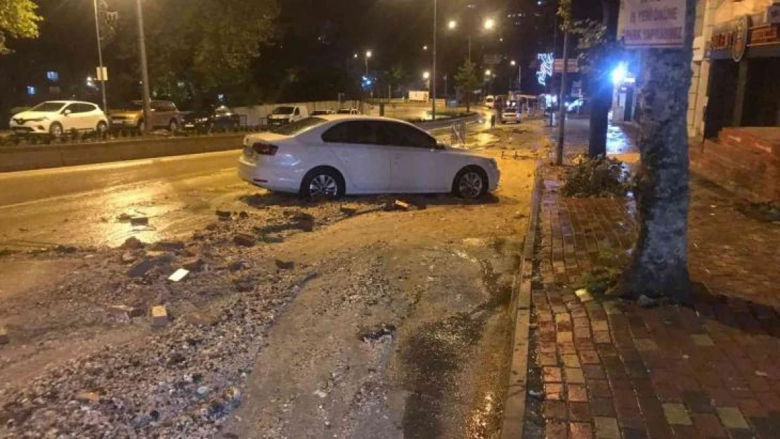 Bilecik'te sağanak yağışta araçlar yolda kaldı, ev ve dükkânları su bastı