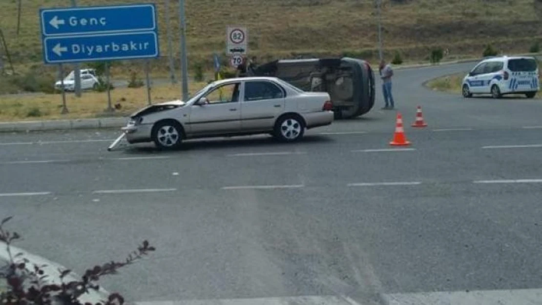 Bingöl'de havalimanı kavşağında kaza: 5 yaralı