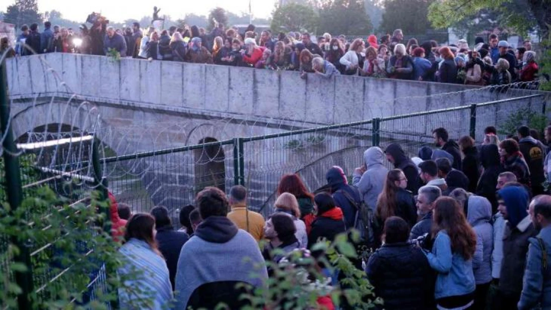 Binlerce kişi Kakava Hıdırellez Şenliğine gece saat 04.00'te akın etti, gün ağarıncaya kadar eğlendi