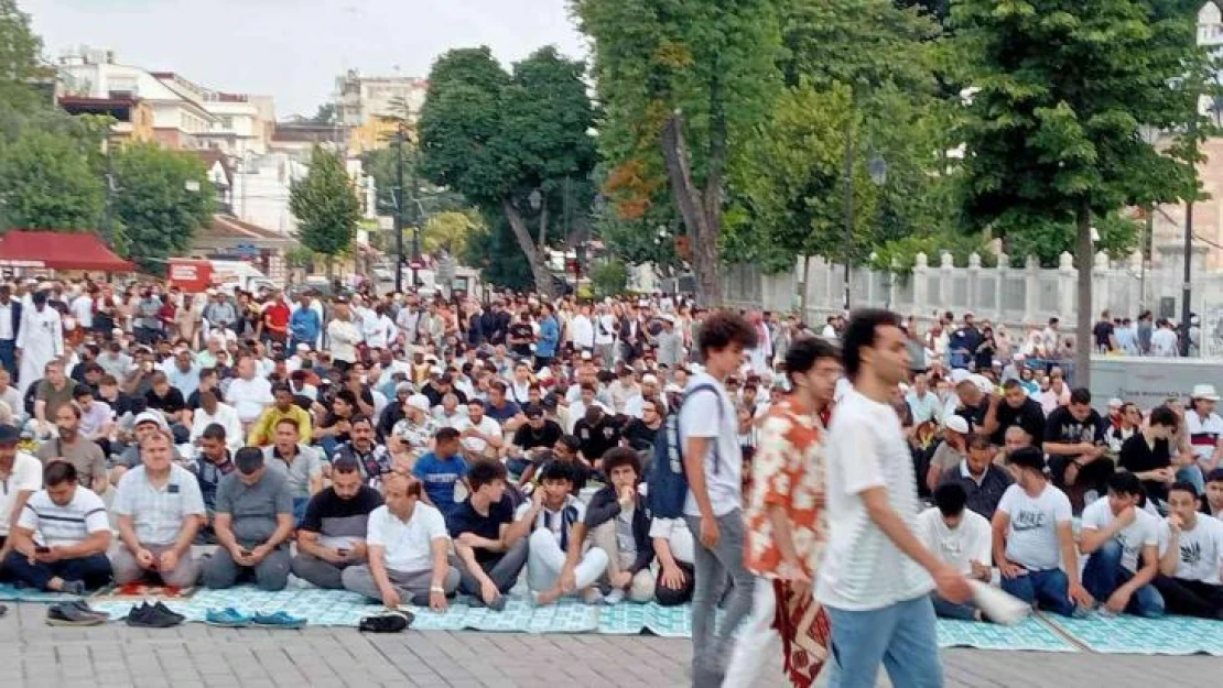 Binlerce kişi Kurban Bayramı namazı için Ayasofya'yı Kebir Camii'ne akın etti