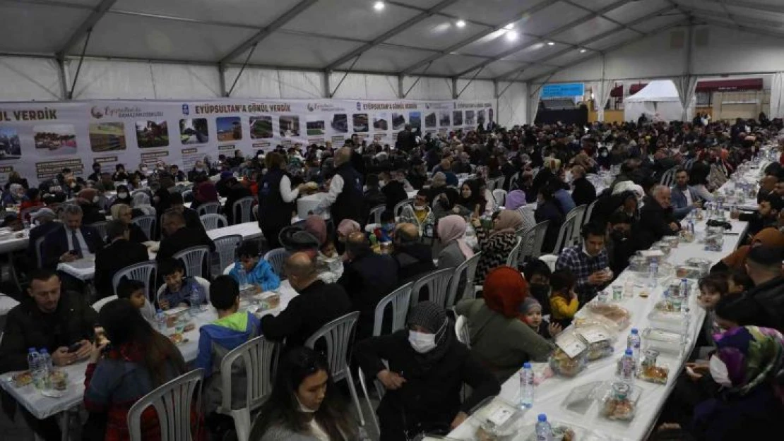 Binlerce vatandaş Eyüpsultan'da dev iftar sofrasında buluştu