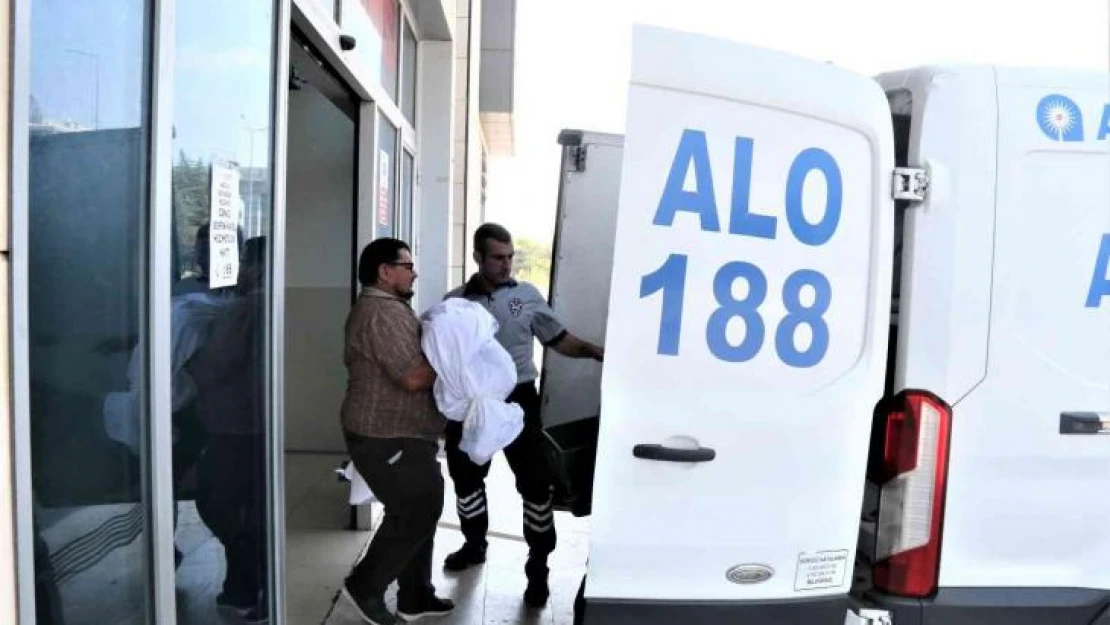 Bir amcanın en zor anı, balkondan düşerek hayatını kaybeden yeğenin cenazesini kollarında taşıdı