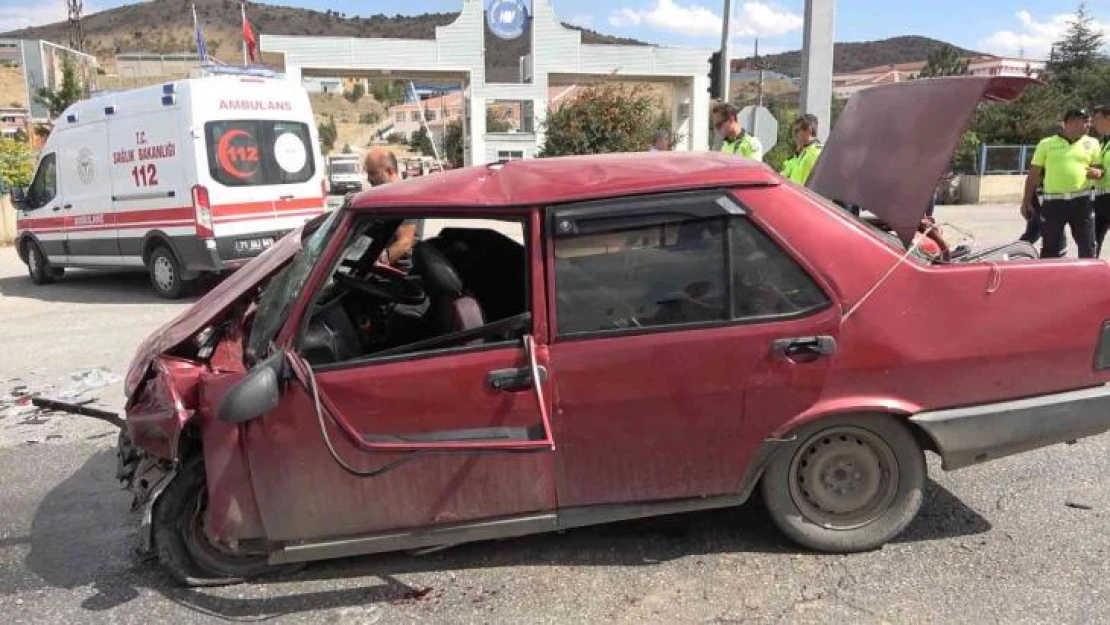 Bir anlık dikkatsizlik kazaya sebep oldu: 9 kişinin yaralandığı kaza anı kamerada