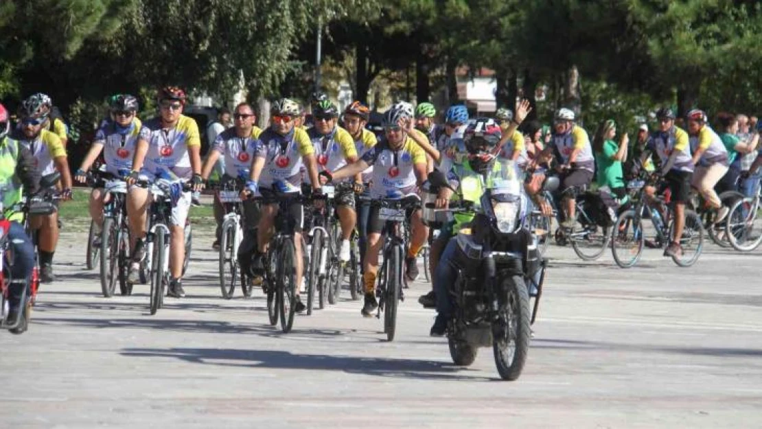 Bisiklet tutkunları Beyşehir Gölü etrafında 165 kilometre pedal çevirdi