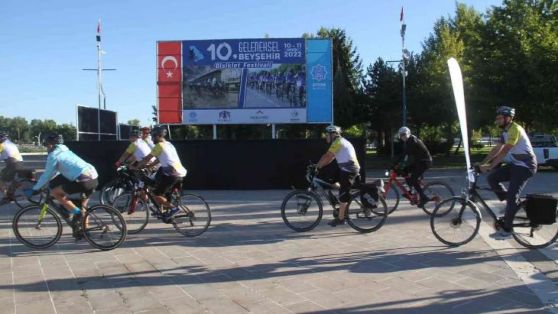 Bisikletseverler, Beyşehir Gölü etrafında bisiklet turunda