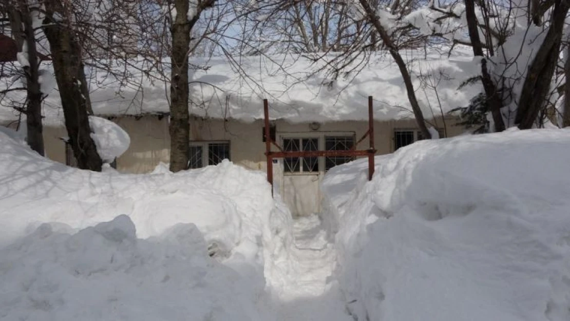 Bitlis'te buz sarkıtlarının boyu 6 metreyi geçti