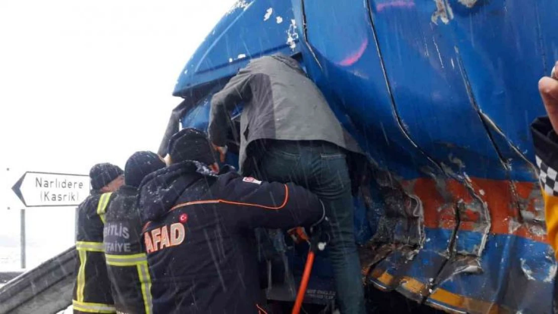 Bitlis'te kargo kamyonu ile tır çarpıştı: 1 ağır yaralı