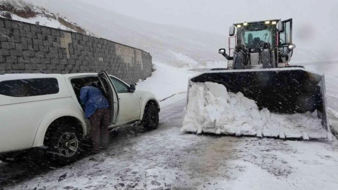 Bitlis'teki kar yağışı Nemrut yolunun açılmasına engel oldu