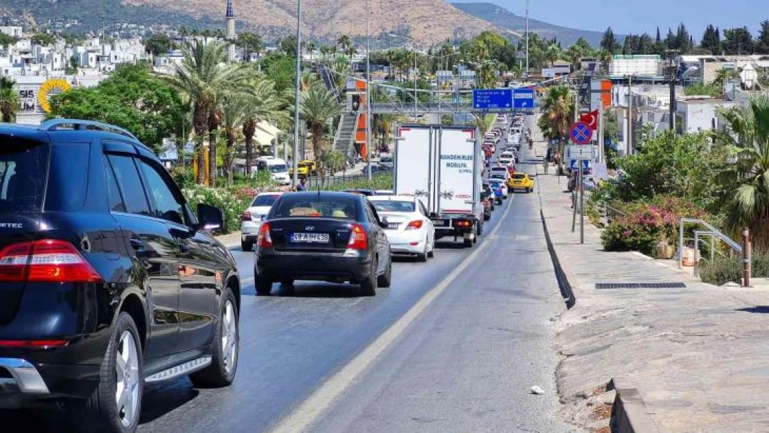 Bodrum'da dönüş yolunda 10 kilometrelik araç kuyruğu oluştu