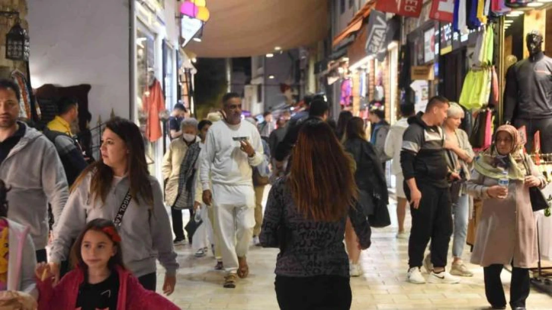 Bodrum'da sokaklarında bayram yoğunluğu